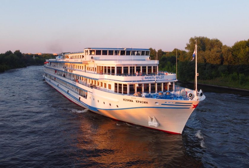 Теплоход Леонид Красин фото