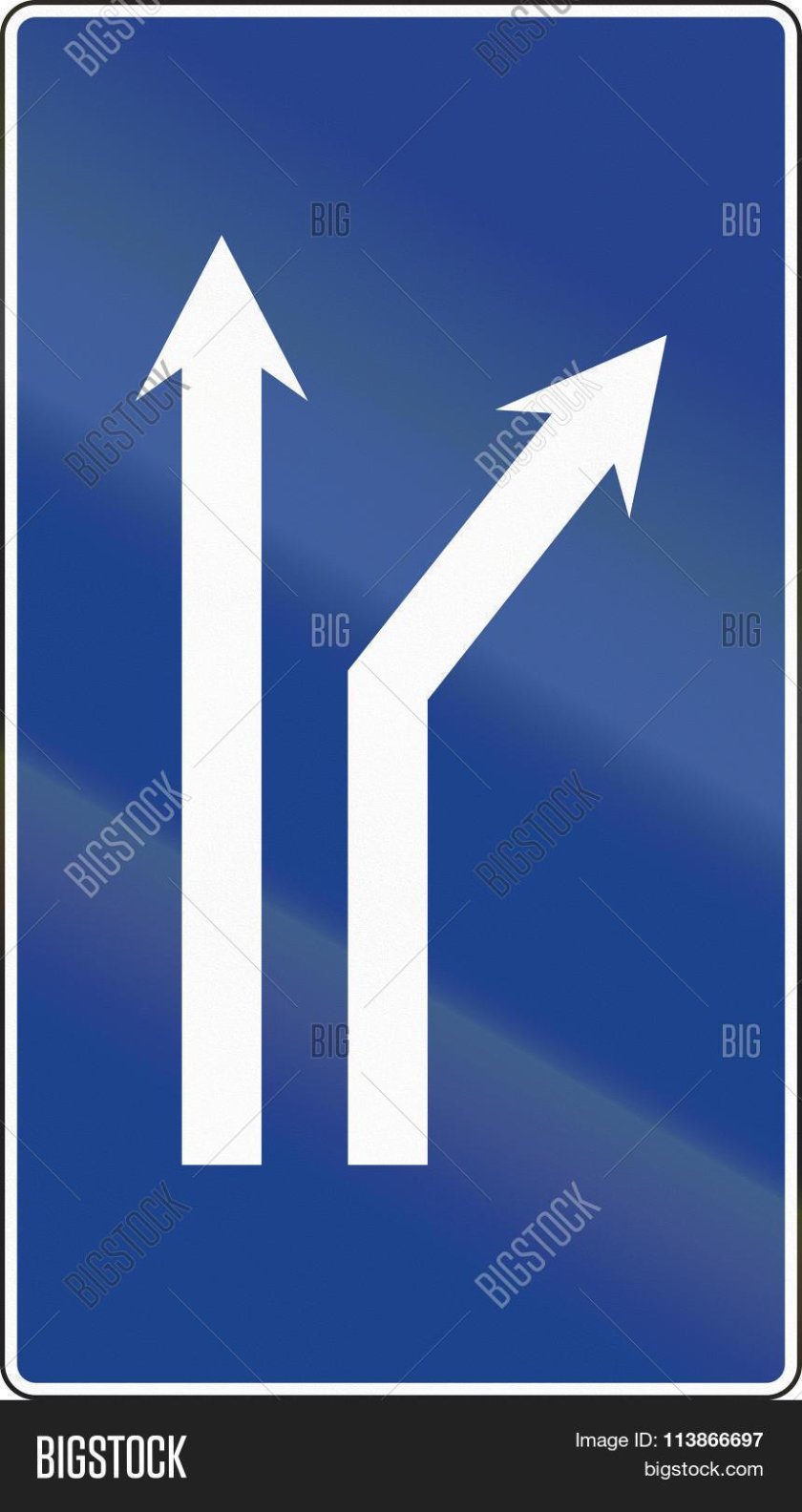 Дорожный знак вилка на дороге