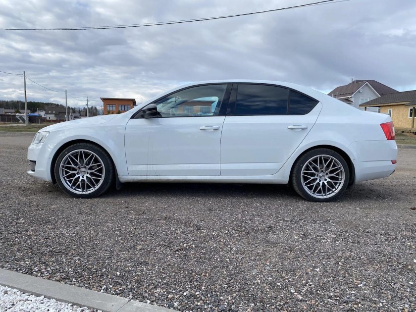 Momo Revenge Skoda Octavia a7