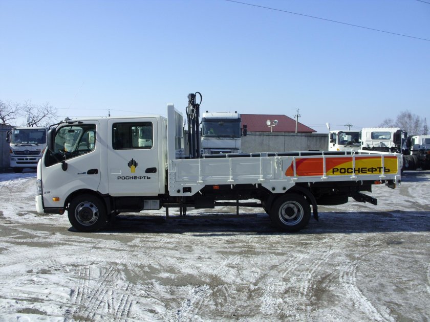 Hino 300 двухрядная кабина