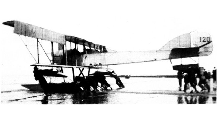 Сингапур первый разведывательный самолет