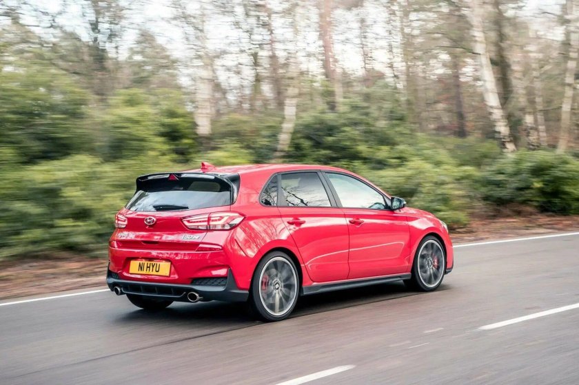 Kia красная хотхэч спорт