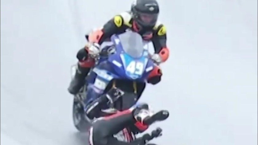 Гонщик мотоциклист номер 49