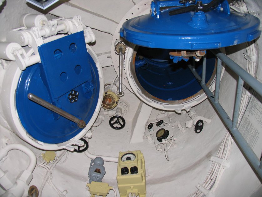 Аварийно спасательные люки на подводных лодках