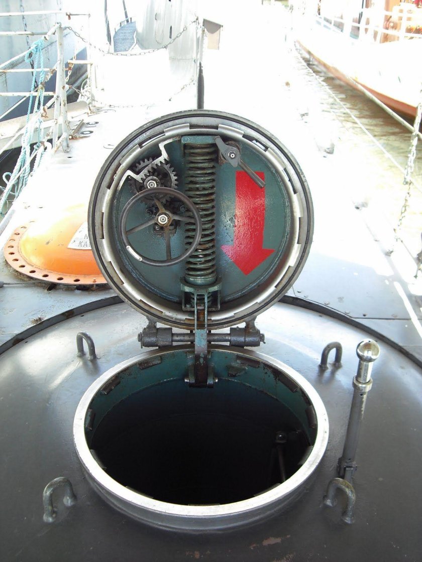 Дверь подводной лодки