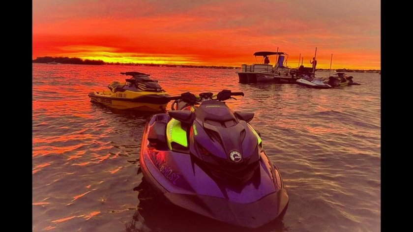 Девушка на водном мотоцикле