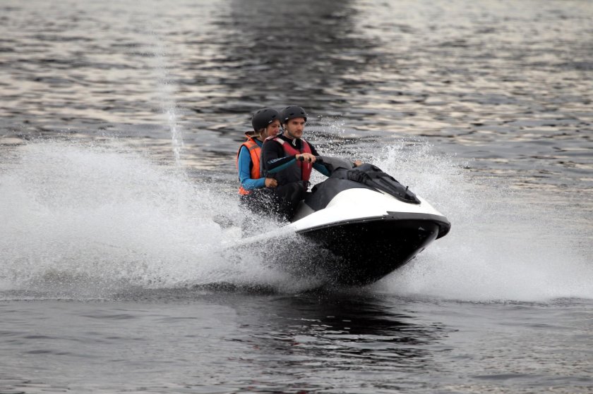 Девушка на водном мотоцикле