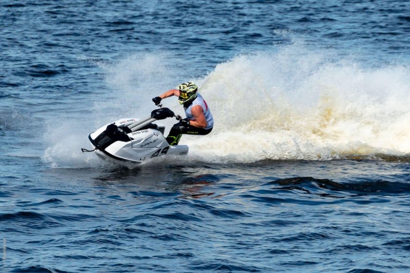 Яхта август