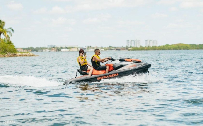 Девушка на водном мотоцикле