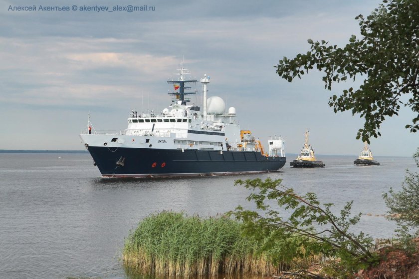 Океанографическое судно янтарь