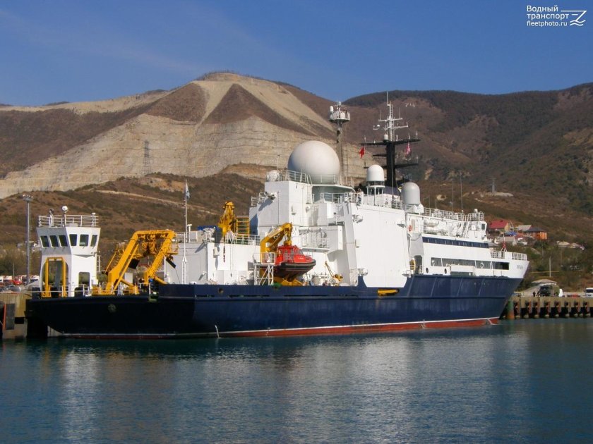 Океанографическое судно янтарь