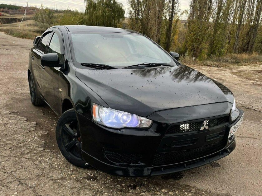 Черный Митсубиси ланцер 10