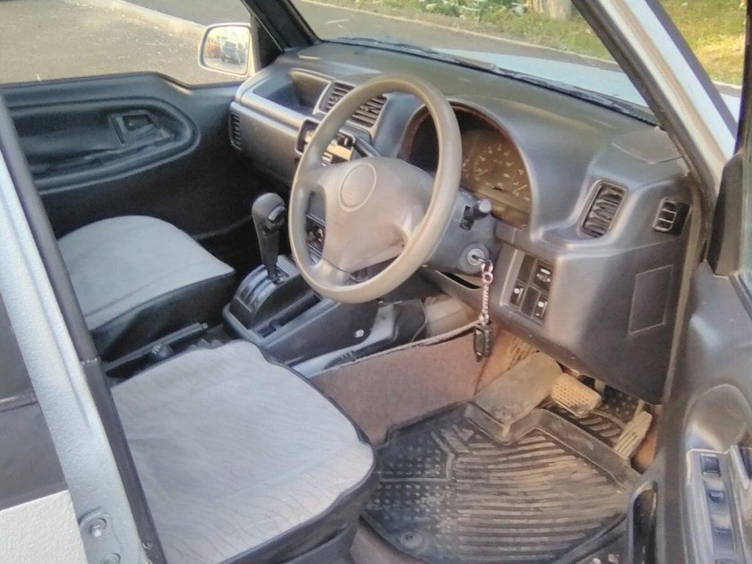 Suzuki Escudo 1996 как крепятся брызговики?