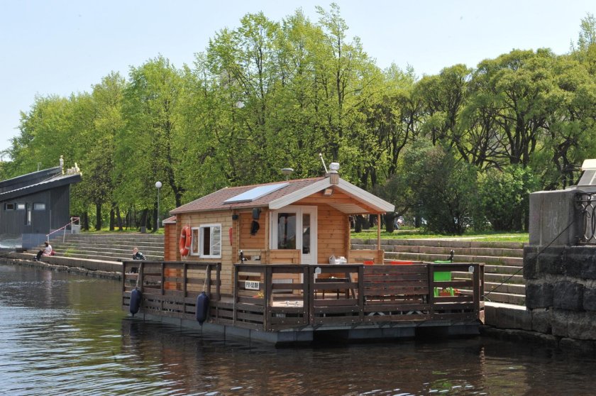 Понтонный хаусбот