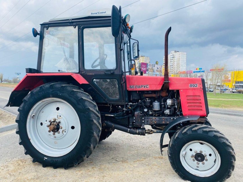 Трактор Беларус красный
