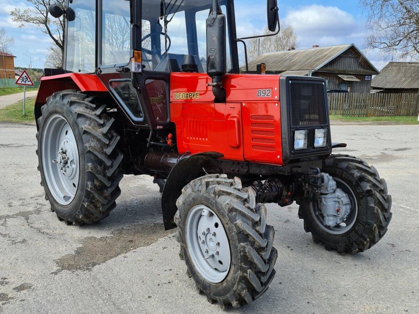 МТЗ 892 красный