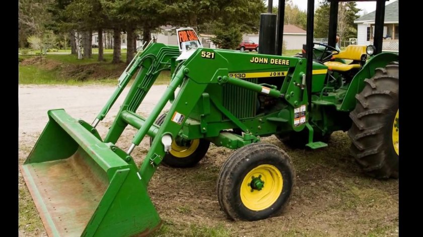 Трактор John Deere с ковшом