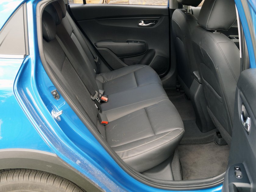 Kia Rio x-line сзади