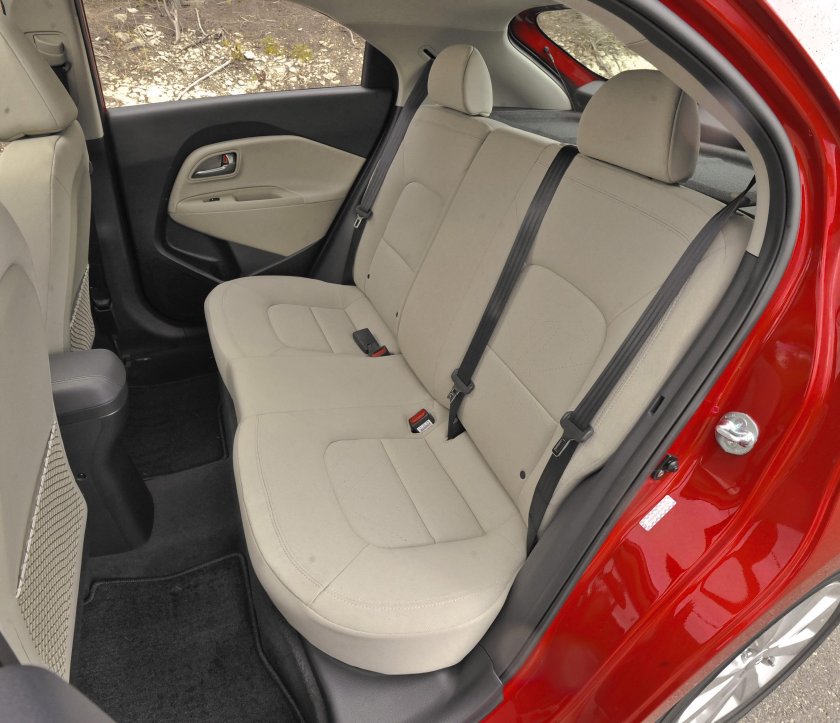 Киа Рио 4 задний ряд сидений