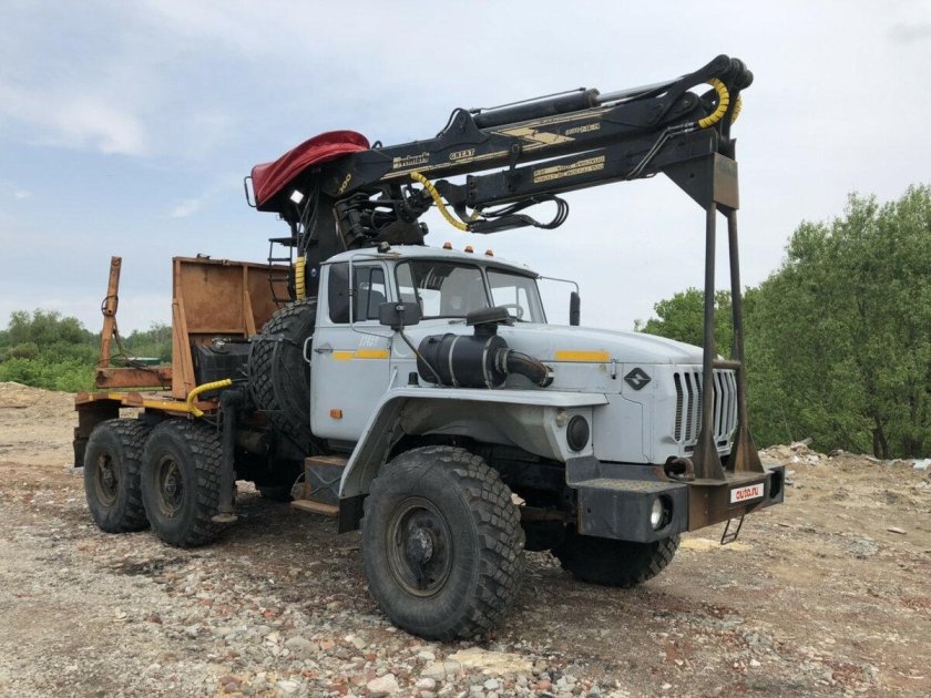 Лесовоз Урал с гидроманипулятором