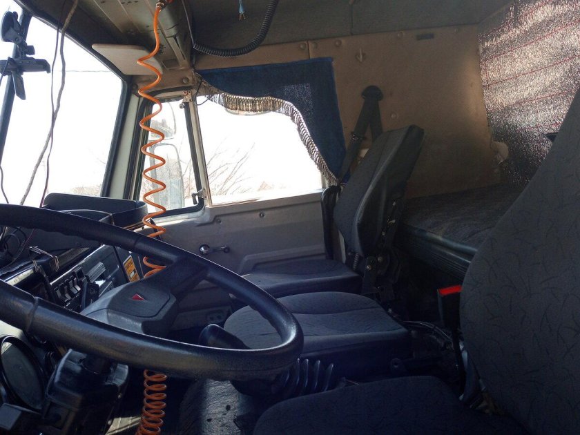 КАМАЗ 54115 кабина внутри