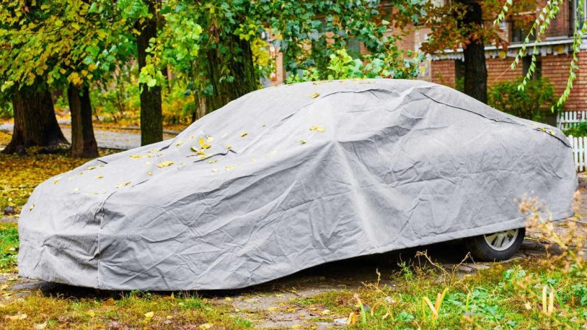 Автомобиль накрытый тканью