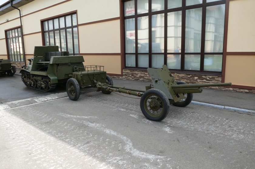 Военный тягач комсомолец