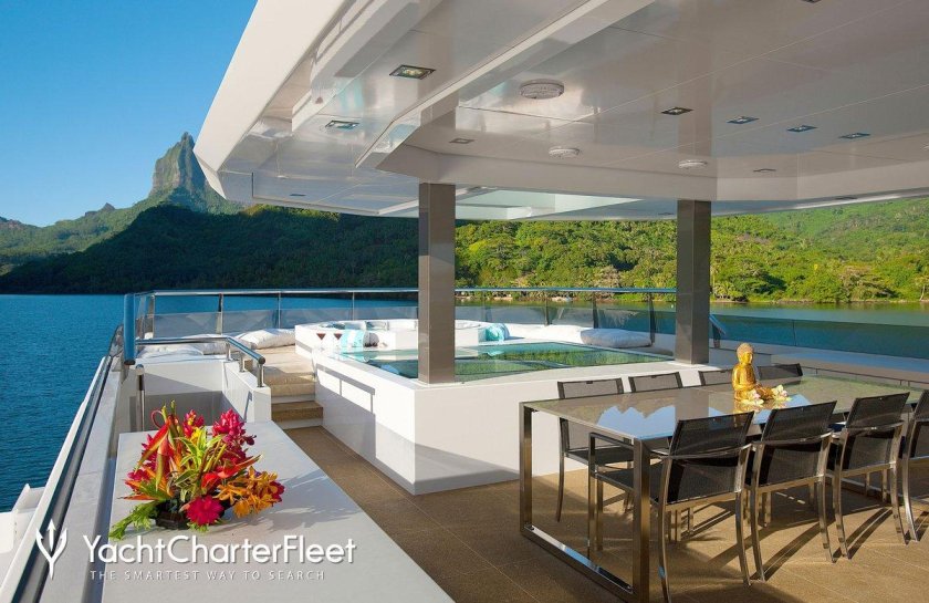 Вилла с причалом для яхты в Италии