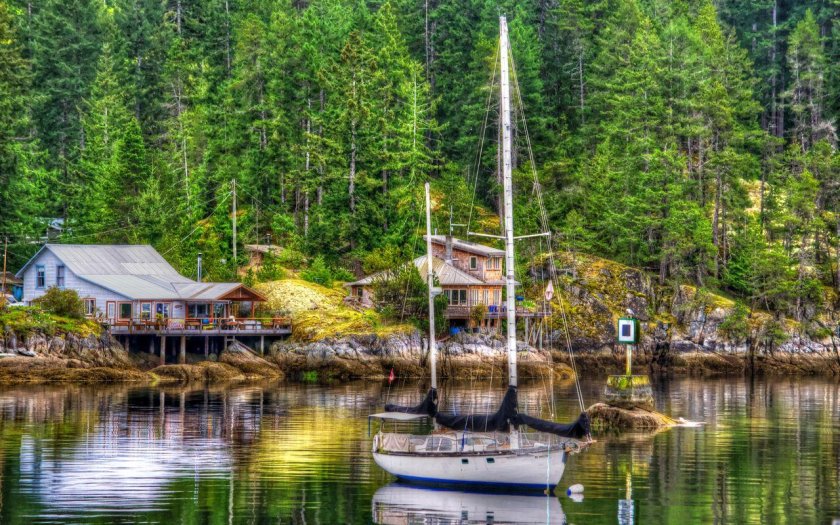 Дом в лесу у озера