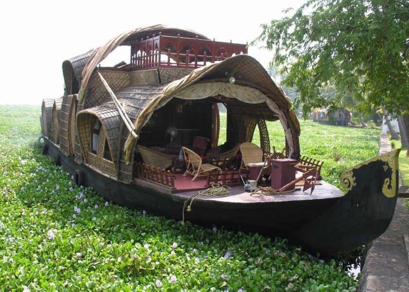 Хаусбот баржа