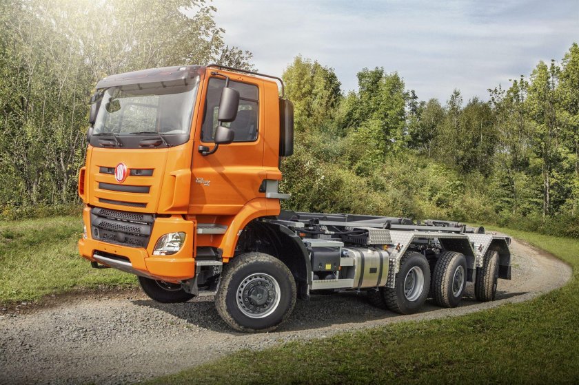 Татра Феникс 8х8 седельный тягач