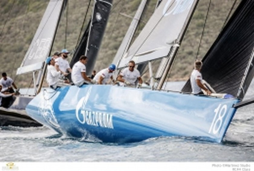 Спортивная парусная яхта