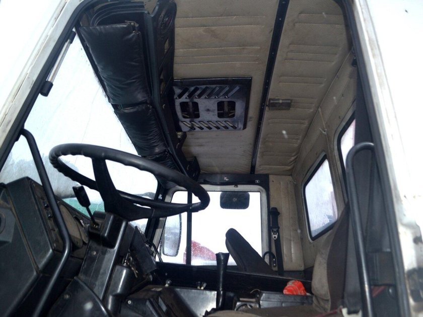 МАЗ 5337 кабина внутри