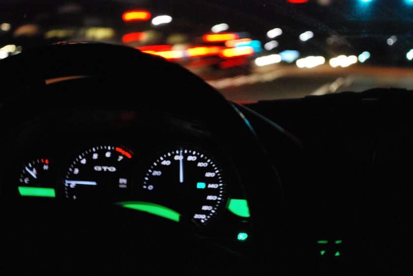 Спидометр машины ночью