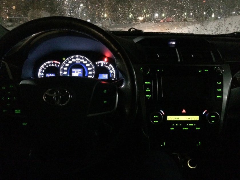 Тойота Камри 50 салон ночью