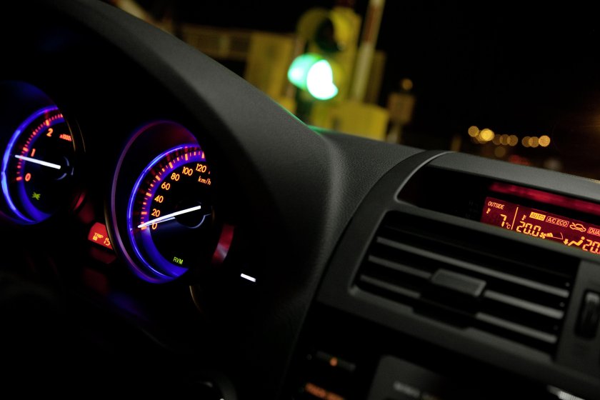 Панель приборов ночью