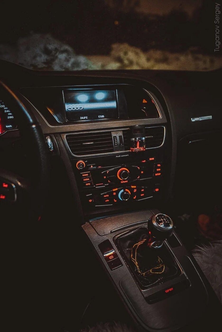 Панель машины ночью