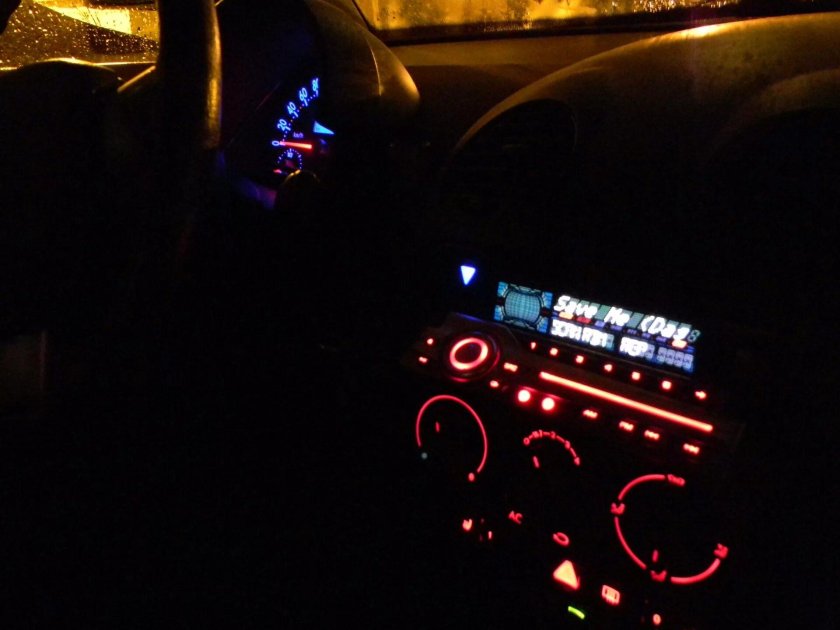 Магнитола в машине ночью