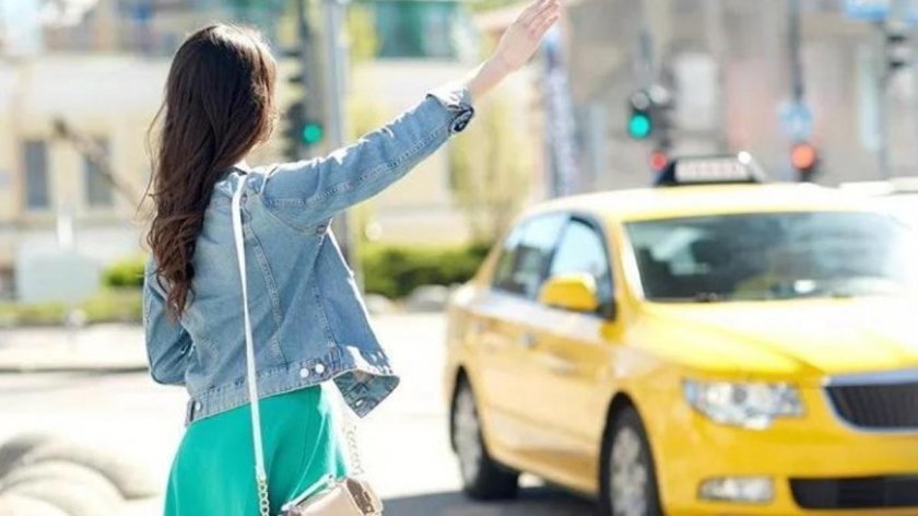 Девушка ловит такси