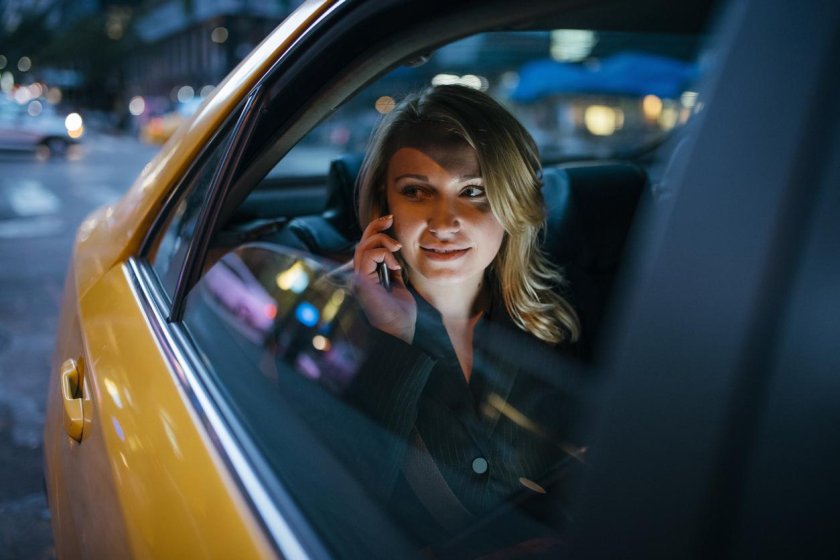 Женщина в такси