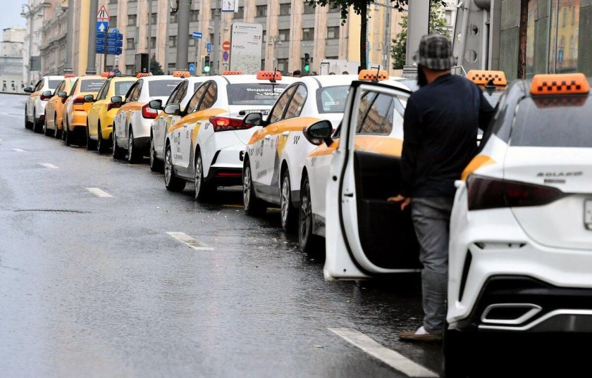 Мигранты в такси