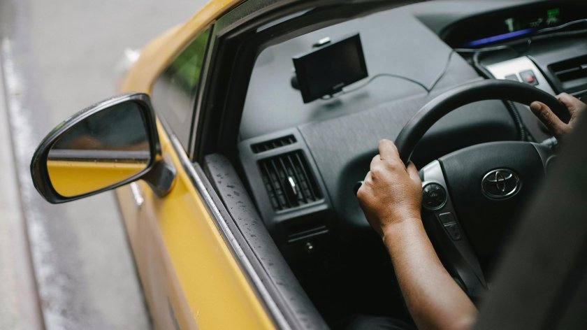 Человек за рулем желтой машины