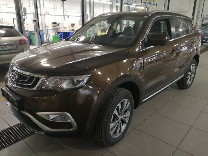 Geely Atlas золотой