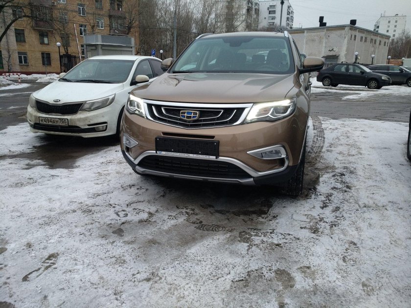 Geely Atlas Pro красный