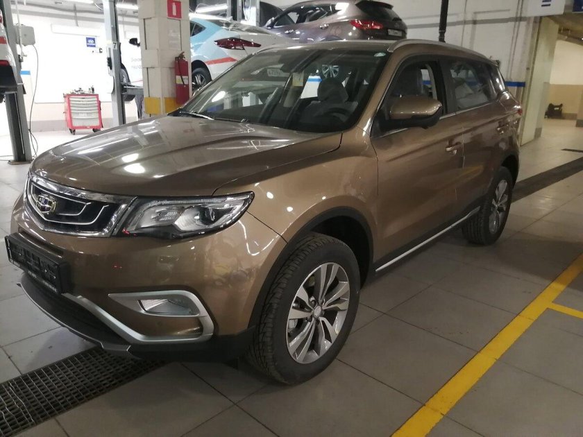 Geely Atlas золотой