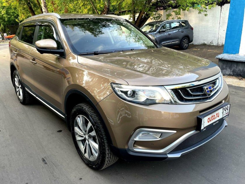Geely Atlas золотой