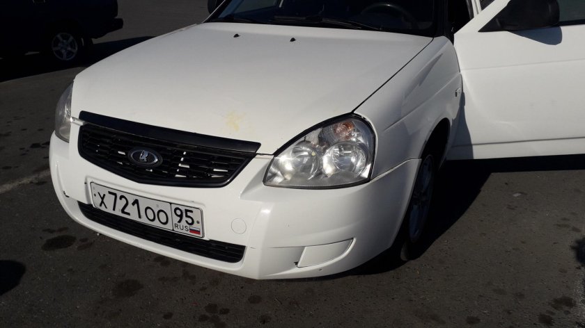 Белая Приора с черными саблями