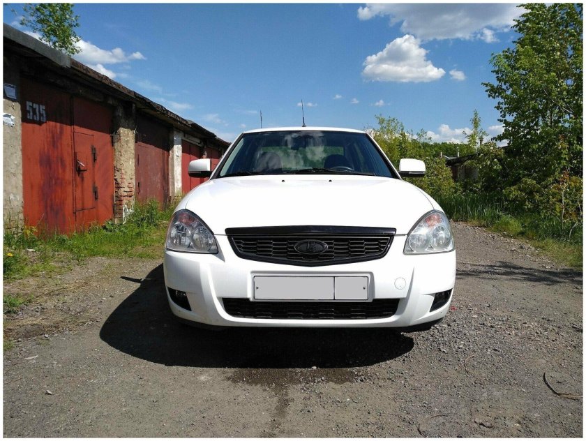 Белая Приора 2 седан антихром