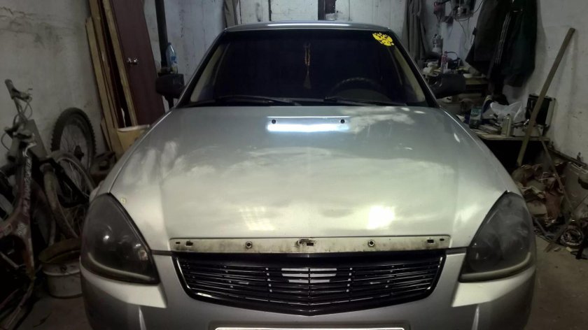 Белый капот Приора 2