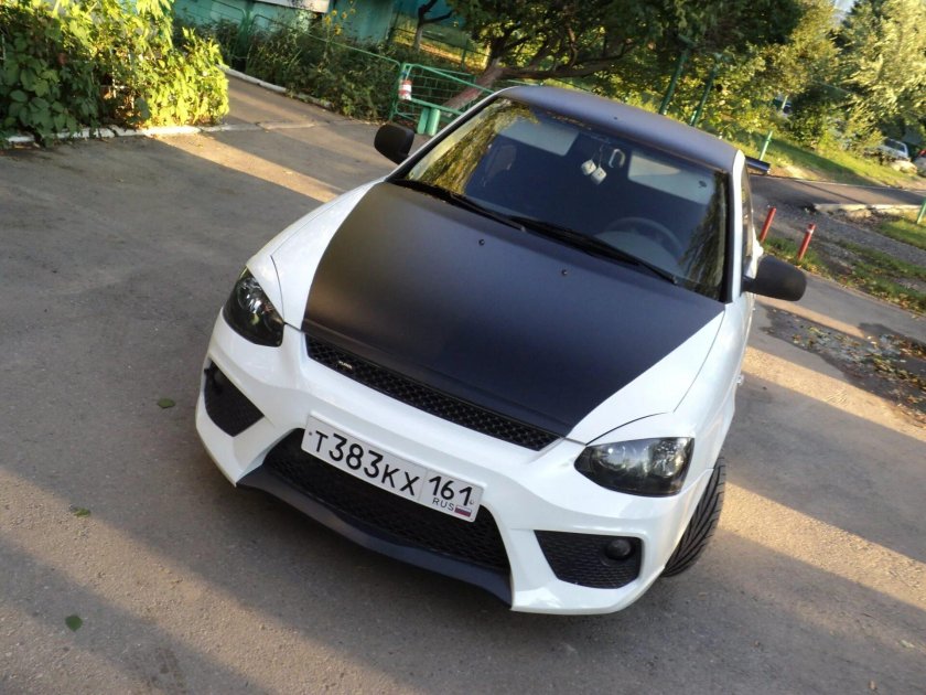 Белый капот Приора 2